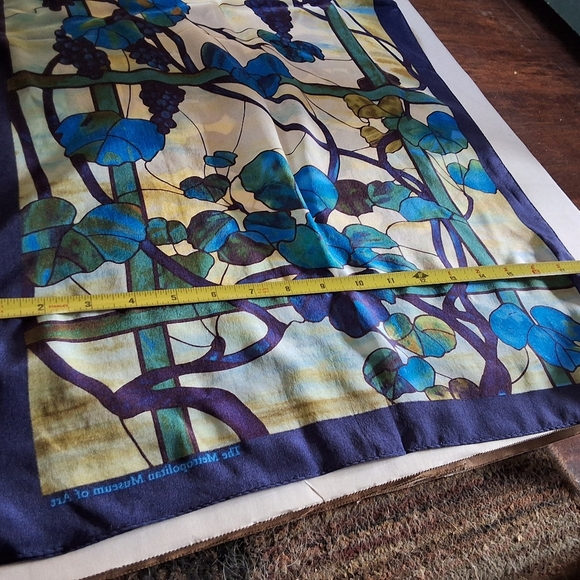 Louis Comfort Tiffany Stained Glass Metropolitan Museum Silk Scarf NWT - Picture 12 of 14